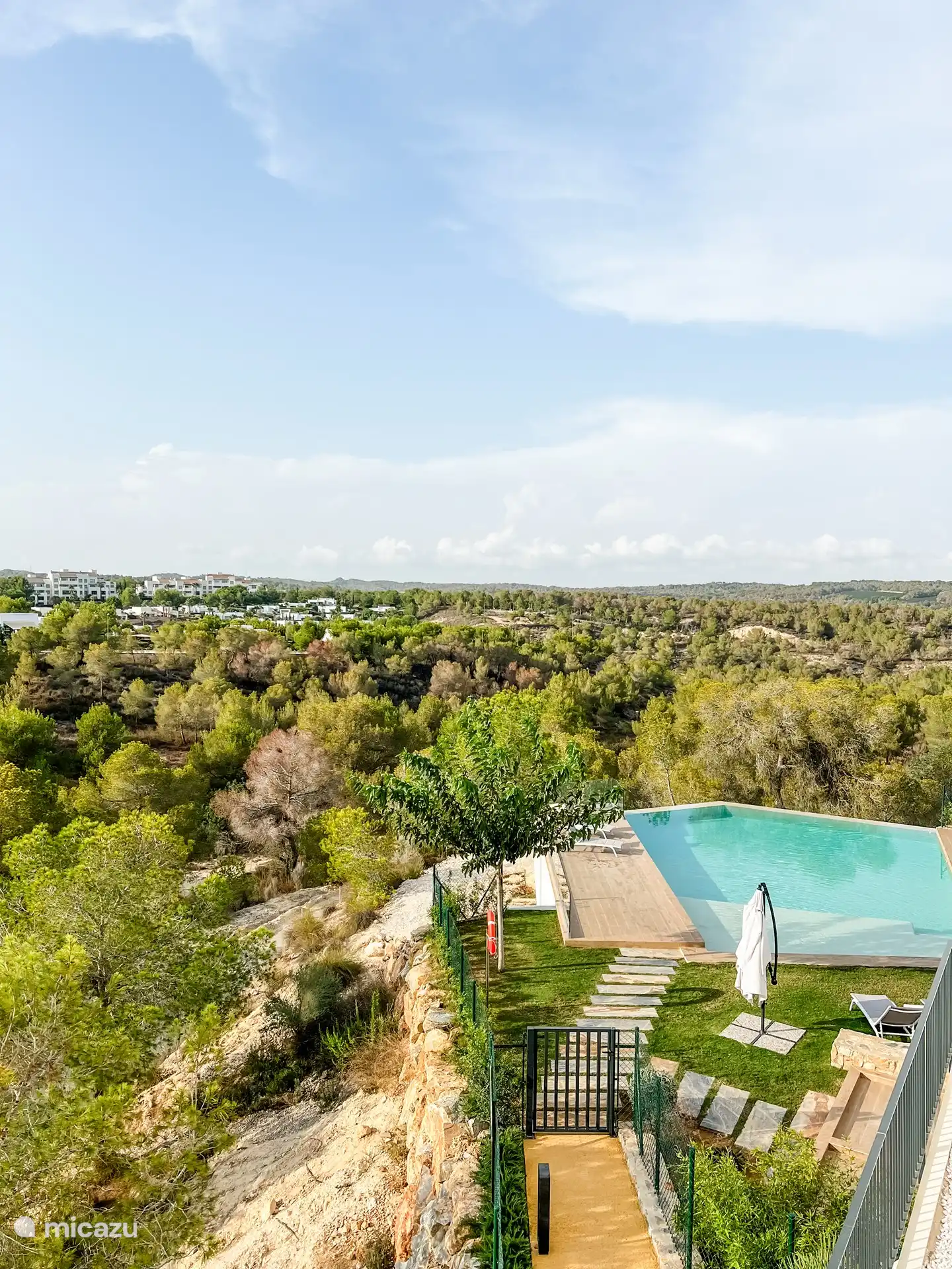Blick auf unseren schönen Gemeinschaftspool! Mit Sonnenliegen. 