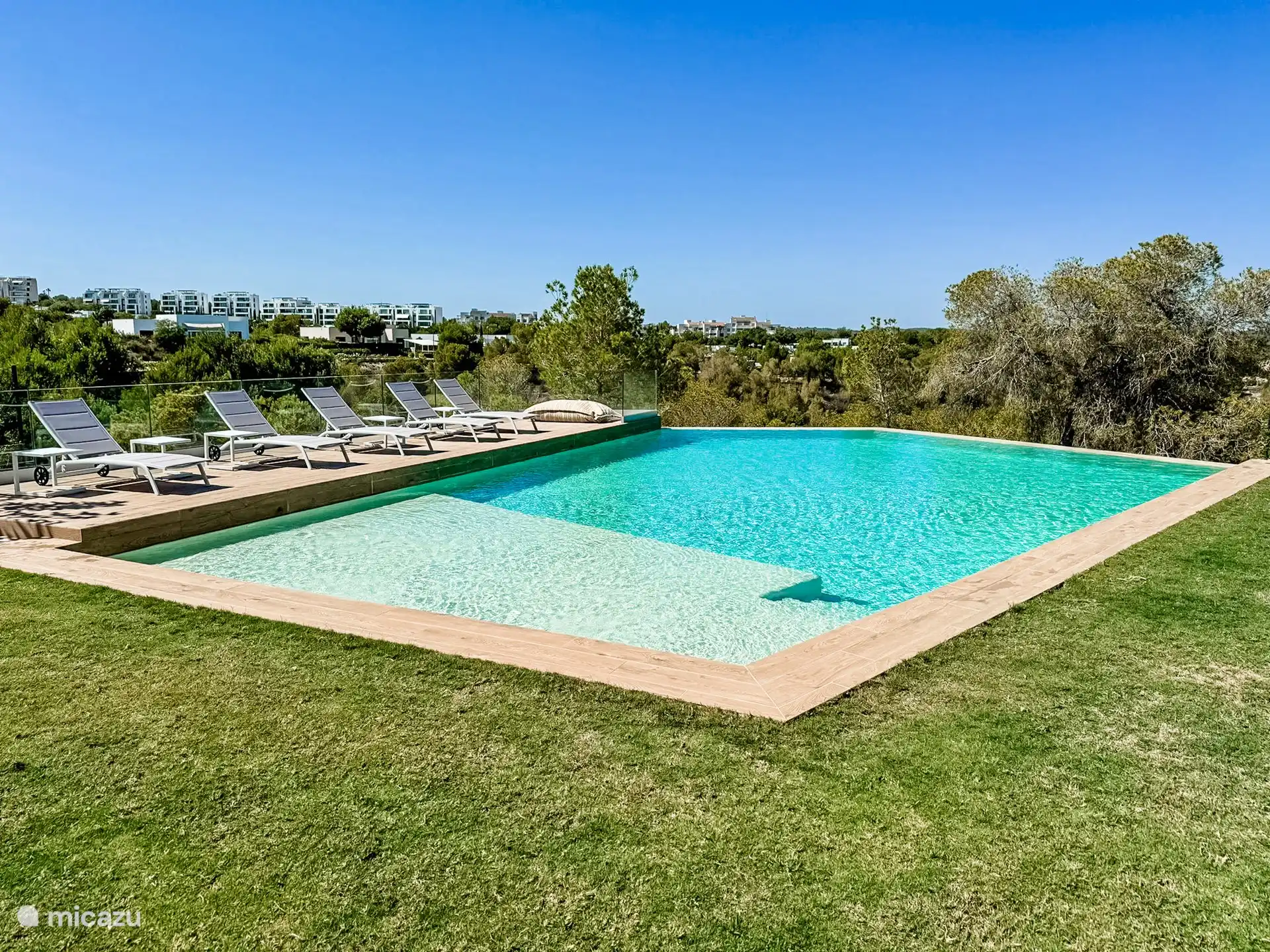 Schwimmbad mit freiem Blick. 