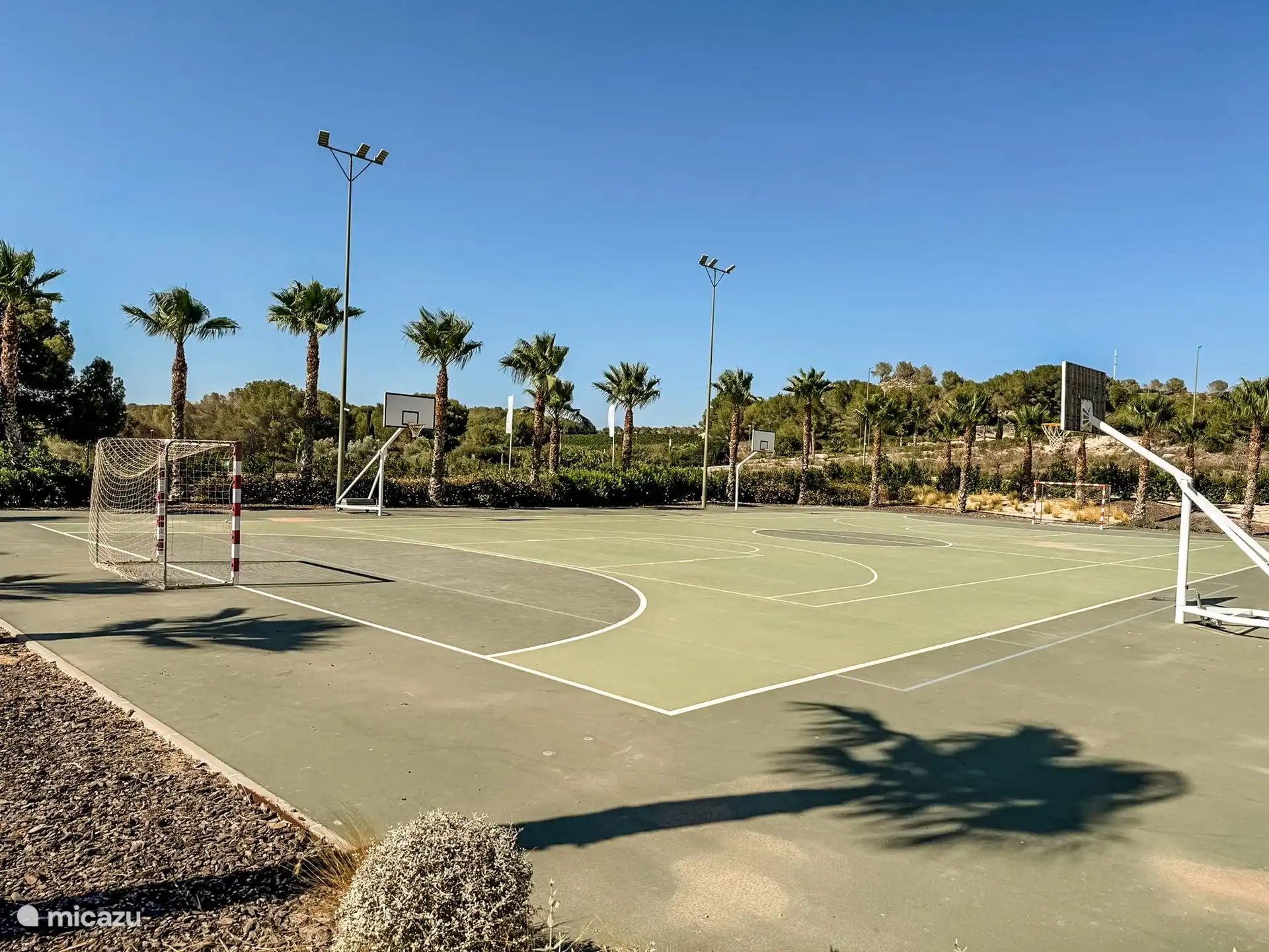 Basketball + Fußballplatz Las Colinas 