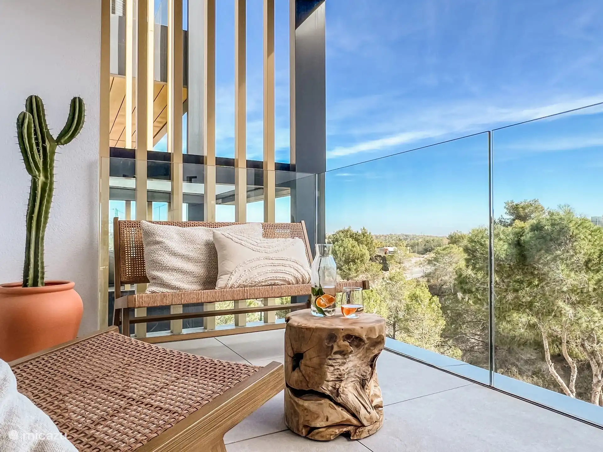 Genießen Sie eine Tasse Kaffee mit entspannter Aussicht. 