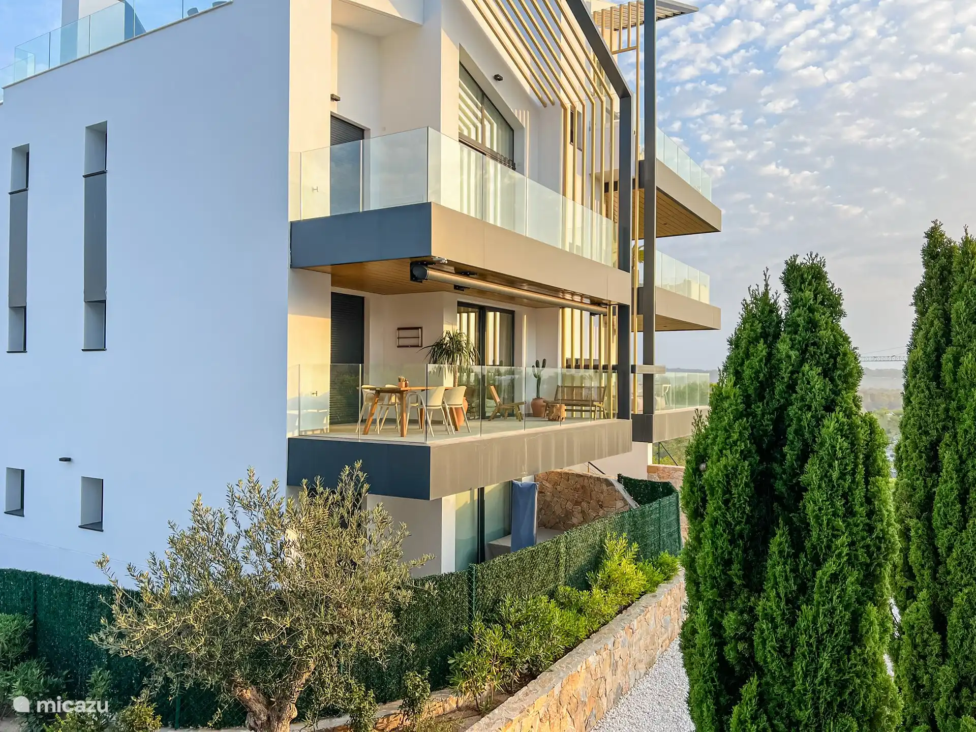 Auf unserer tollen Terrasse können Sie in Ruhe Ihr Frühstück, Abendessen oder Getränk genießen! 