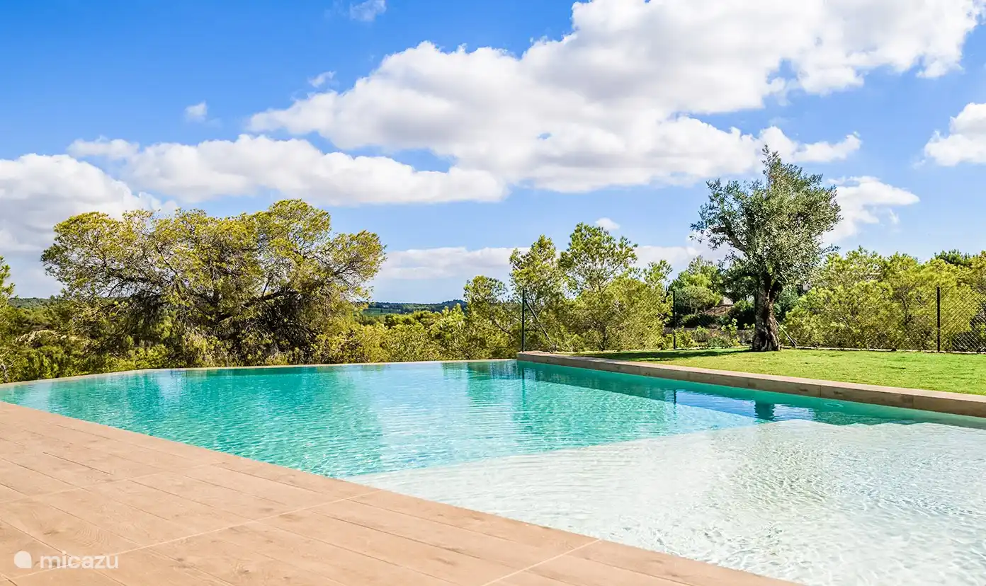 Blick vom luxuriösen Swimmingpool.