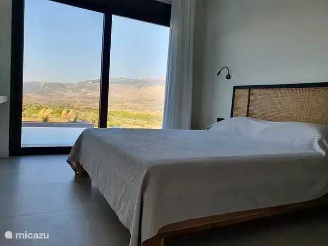 Schlafzimmer mit französischen Türen