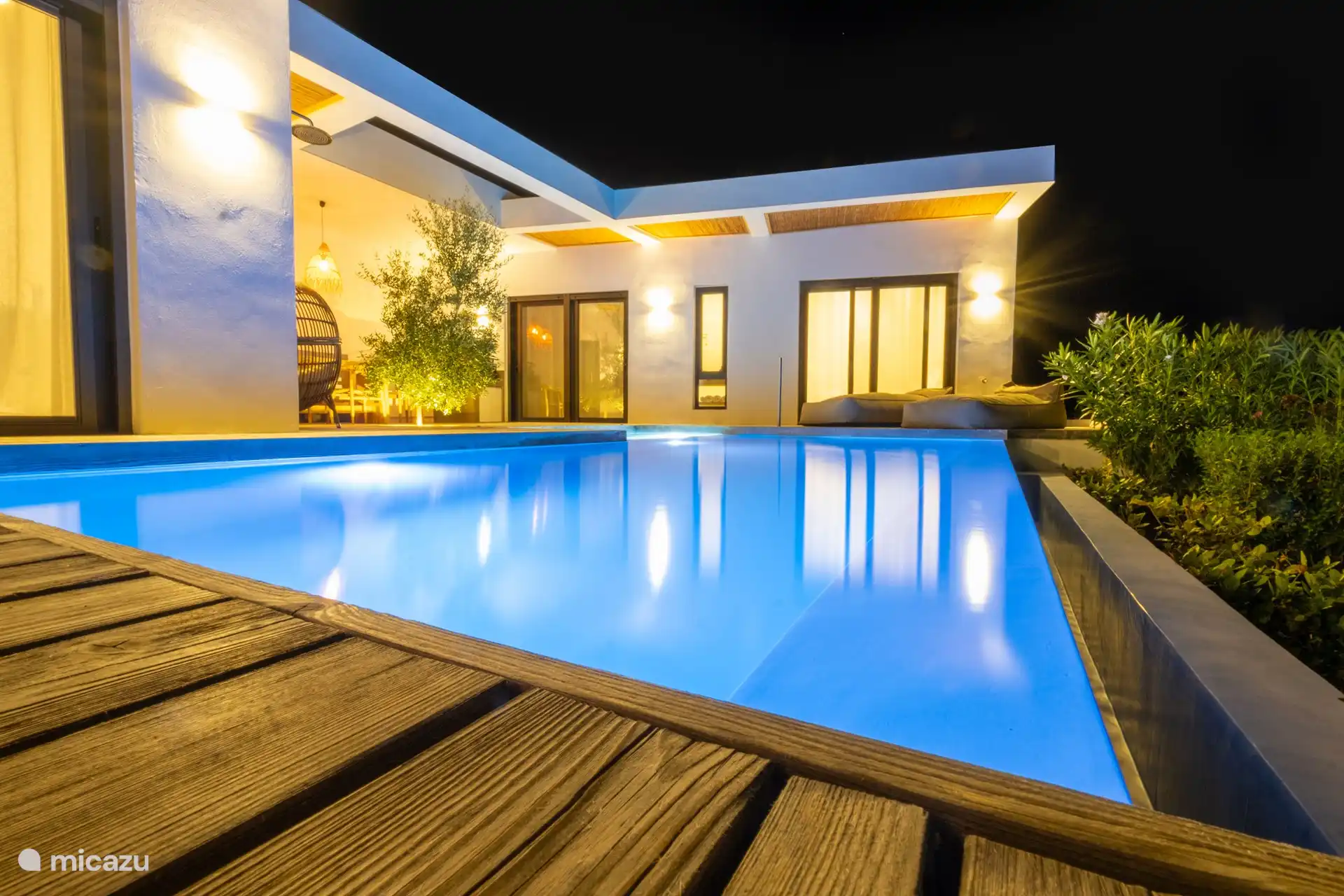 Blick auf die Villa mit Lichtern 