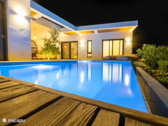 Villa Euforia en Grecia, Gracia Central, Pogonia - villa Vista de la villa con luces.