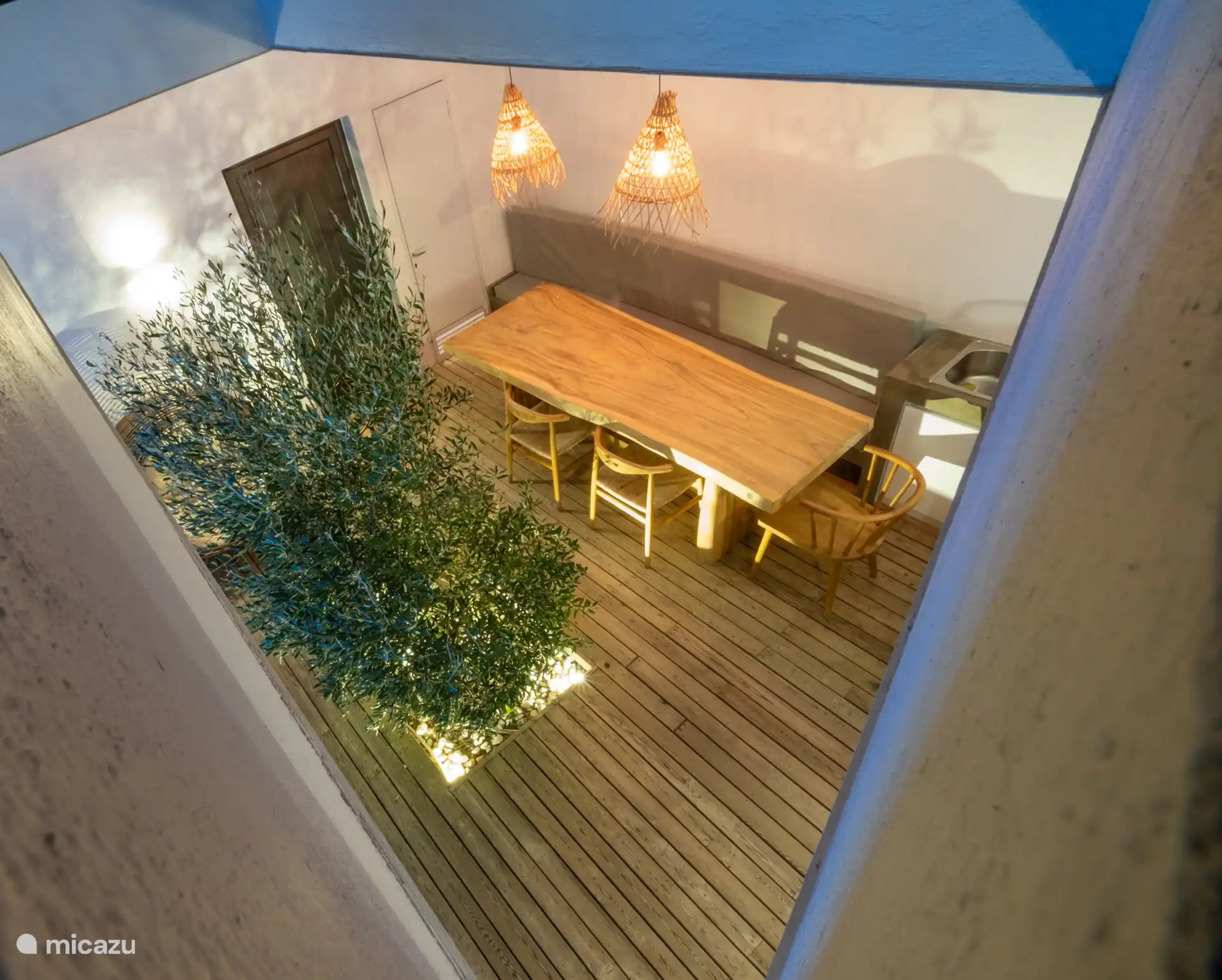 Externer Essbereich an der Decke