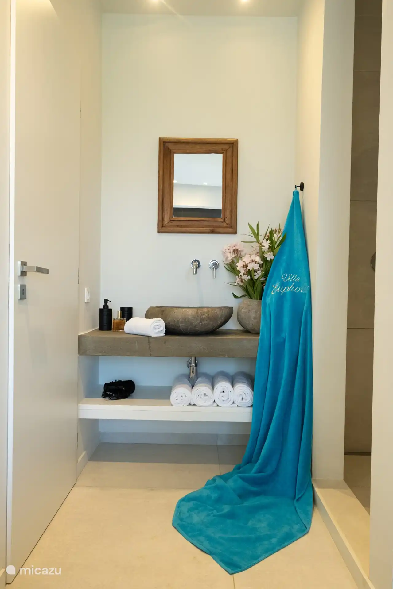 Hauptschlafzimmer mit Steinwaschbecken und Dusche