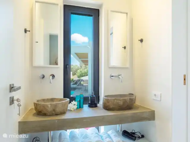 Villa Euforia en Grecia, Gracia Central, Pogonia - villa Lavabos de piedra para habitaciones de huéspedes