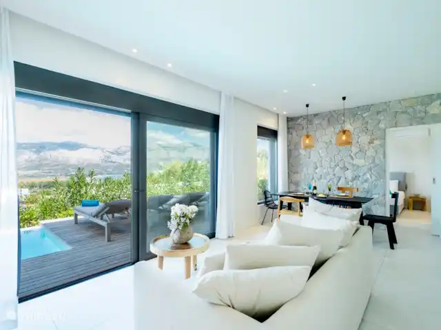 Villa Euforia en Grecia, Gracia Central, Pogonia - villa Salón y comedor con puertas de cristal.