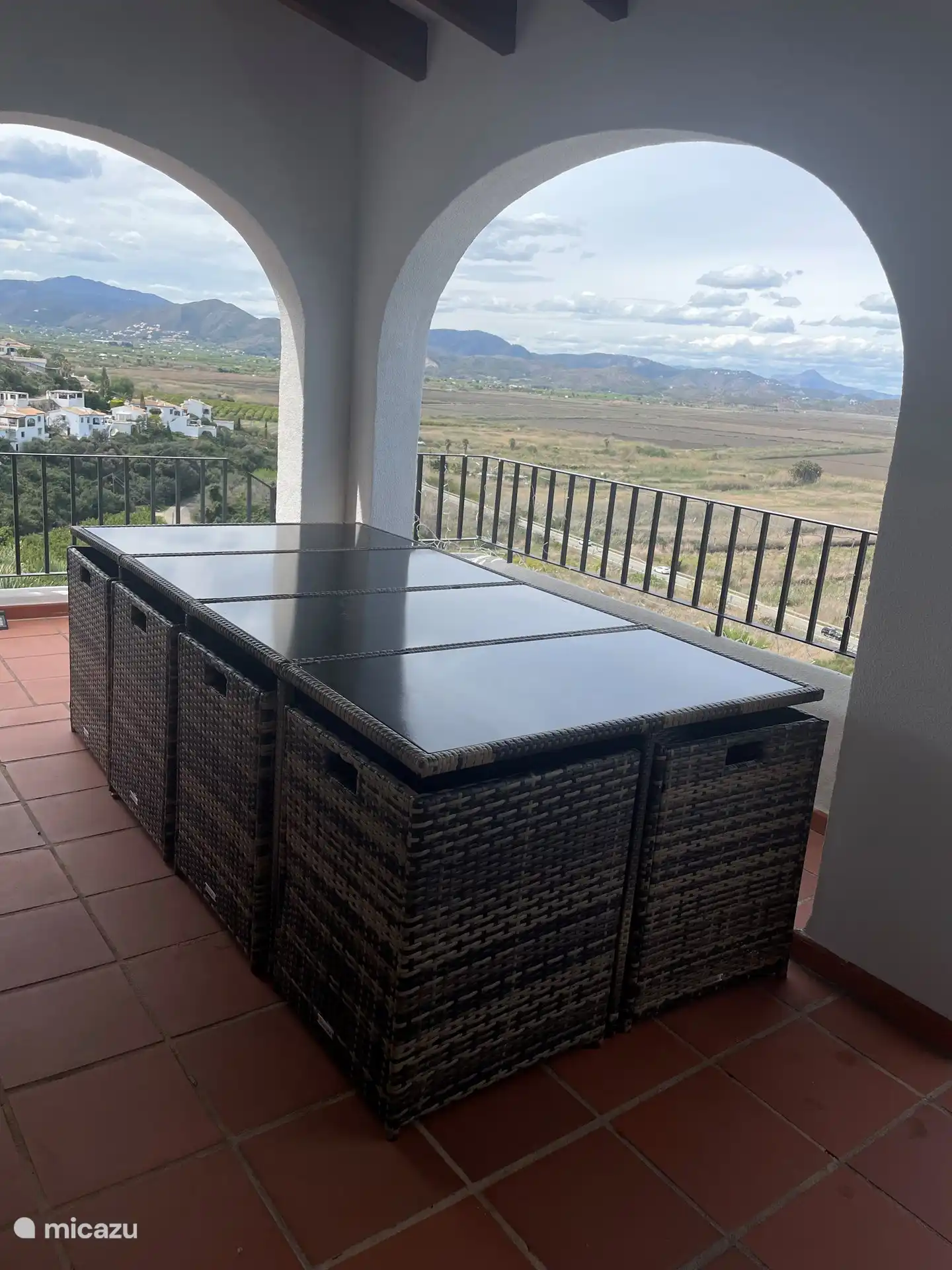 Table à manger sur la terrasse couverte, idéale pour savourer votre repas !