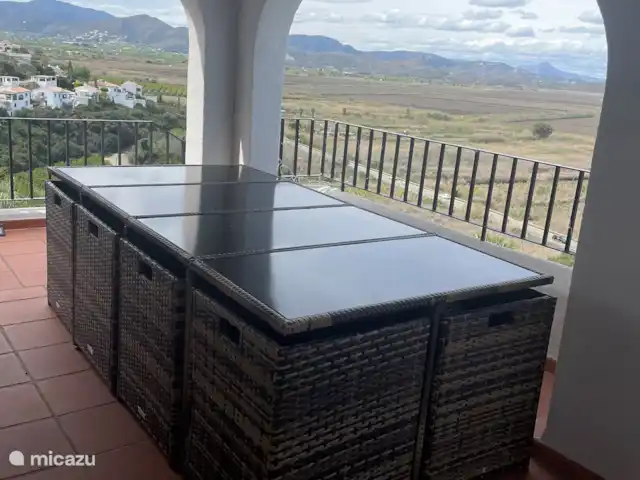 Location de Vacances Espagne, Costa Blanca, Monte Pego, villa - Casa Bellavista 515 Table à manger sur la terrasse couverte, idéale pour savourer votre repas !