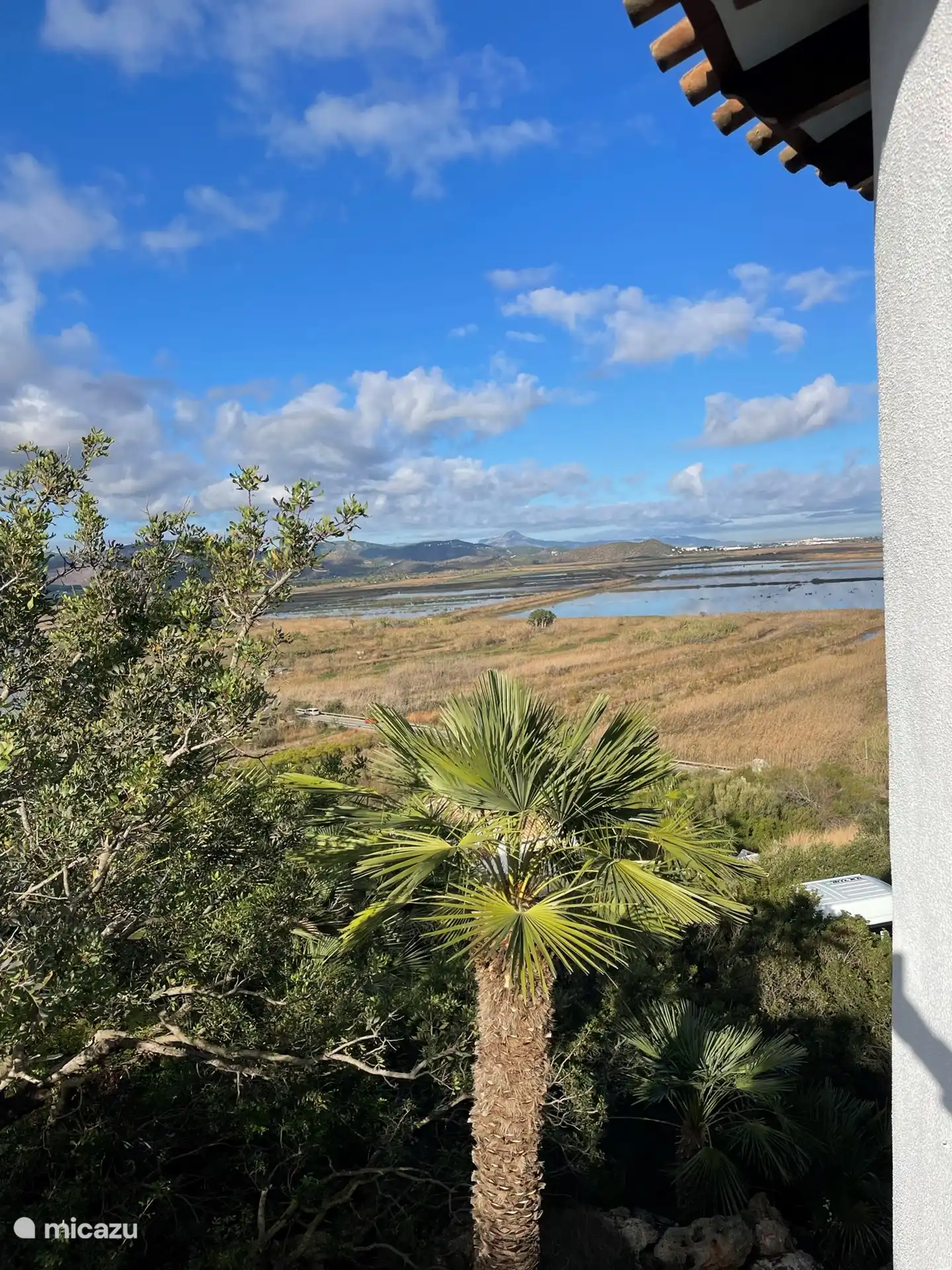 Derrière la maison se trouve une terrasse merveilleusement spacieuse de pas moins de 11 mètres de long ! Vous pouvez entrer directement dans le jardin par un portail et profiter de cette belle vue.
