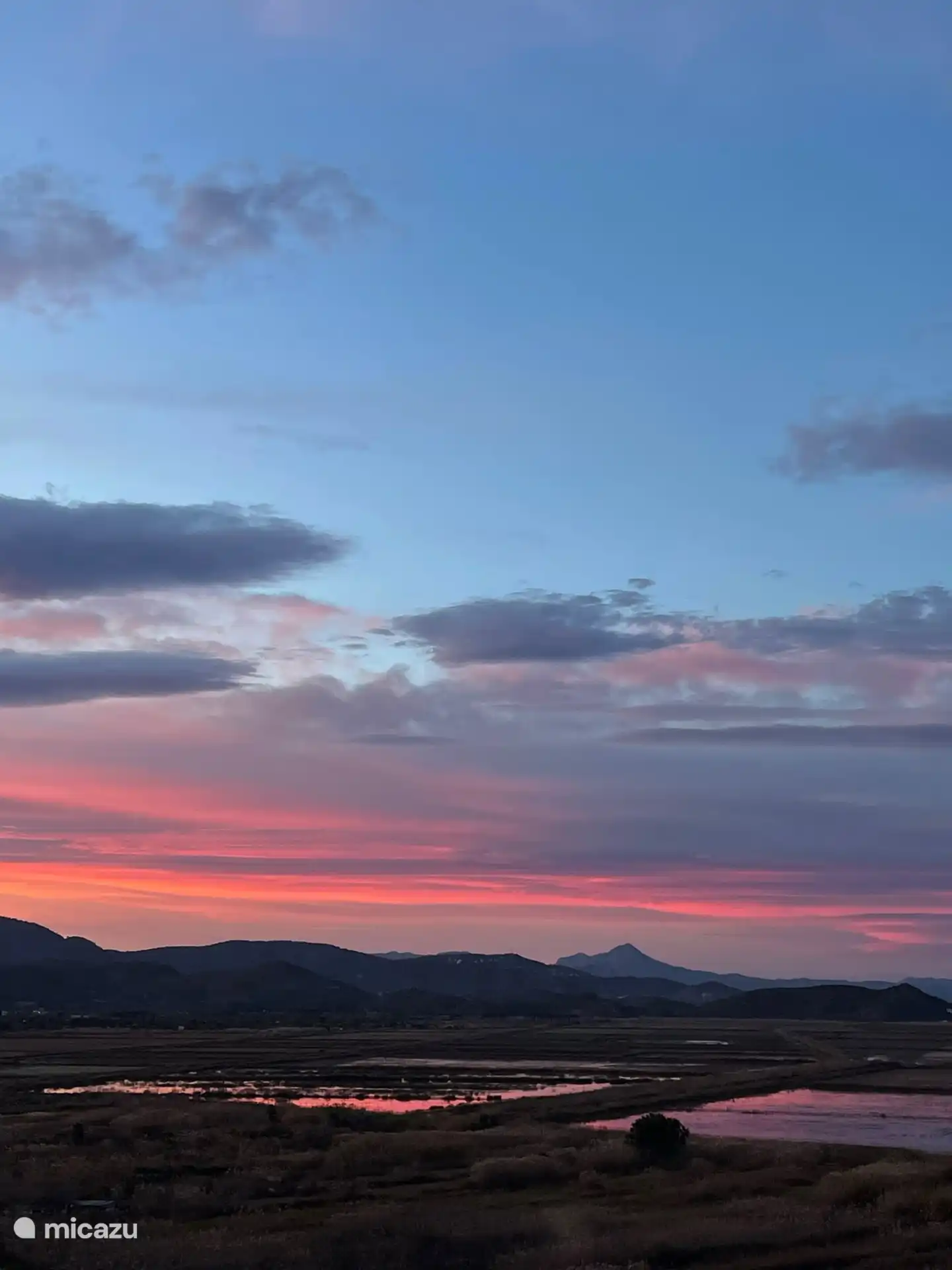 Magnifique coucher de soleil, la photo a été prise depuis le balcon couvert du premier étage
