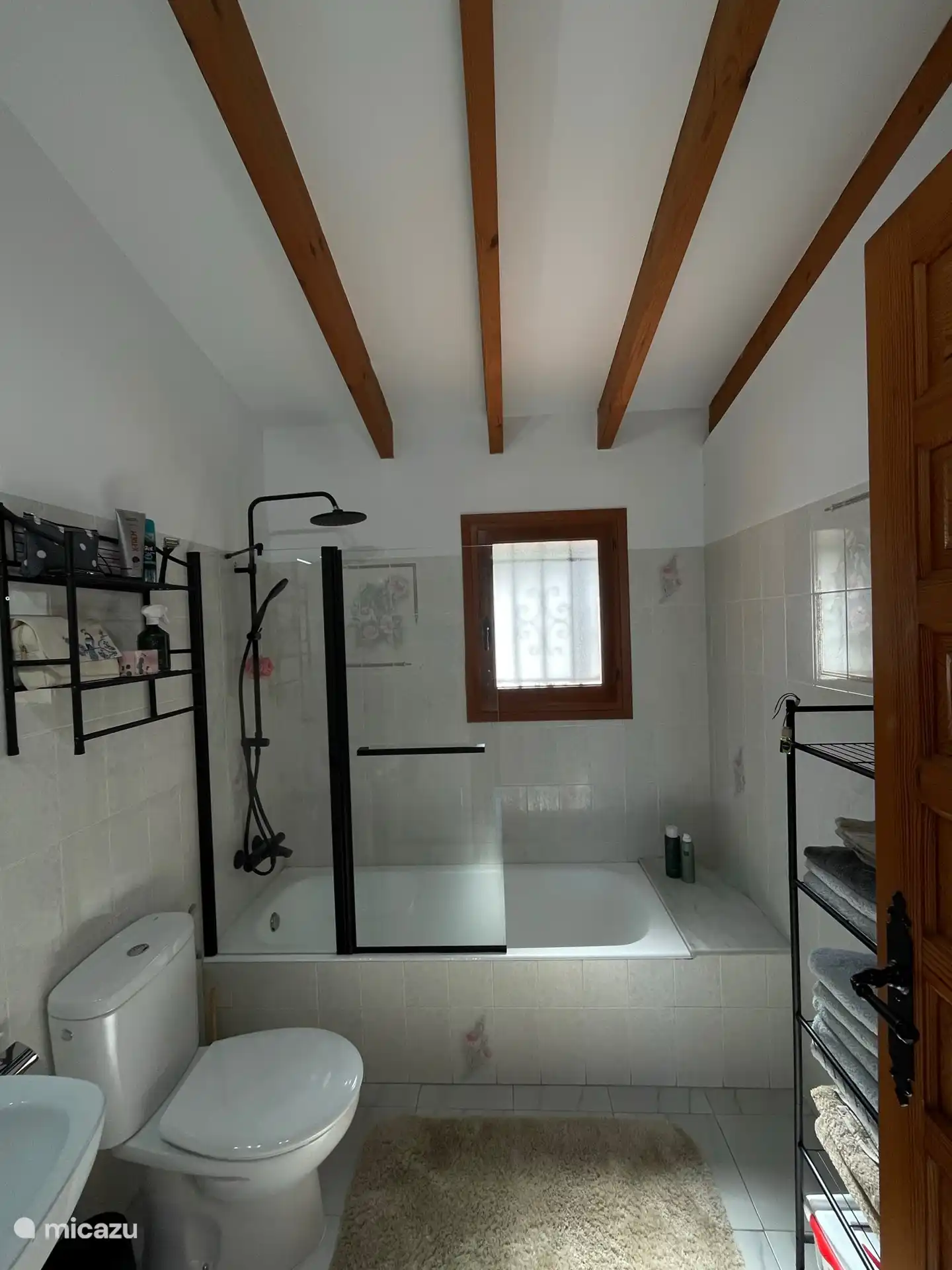 Salle de bain au premier étage avec baignoire et douche pluie