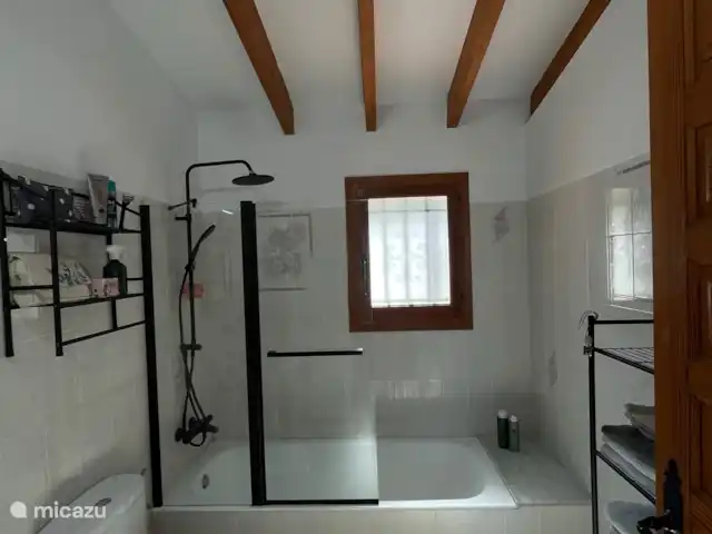 Location de Vacances Espagne, Costa Blanca, Monte Pego, villa - Casa Bellavista 515 Salle de bain au premier étage avec baignoire et douche pluie