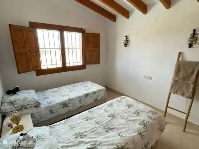 Location de Vacances Espagne, Costa Blanca, Monte Pego, villa - Casa Bellavista 515 Chambre 2 au premier étage avec un sommier 2 x simple. Le lit peut également être converti en un lit double queen-size avec un surmatelas luxueux. Il y a aussi de la place pour un lit bébé