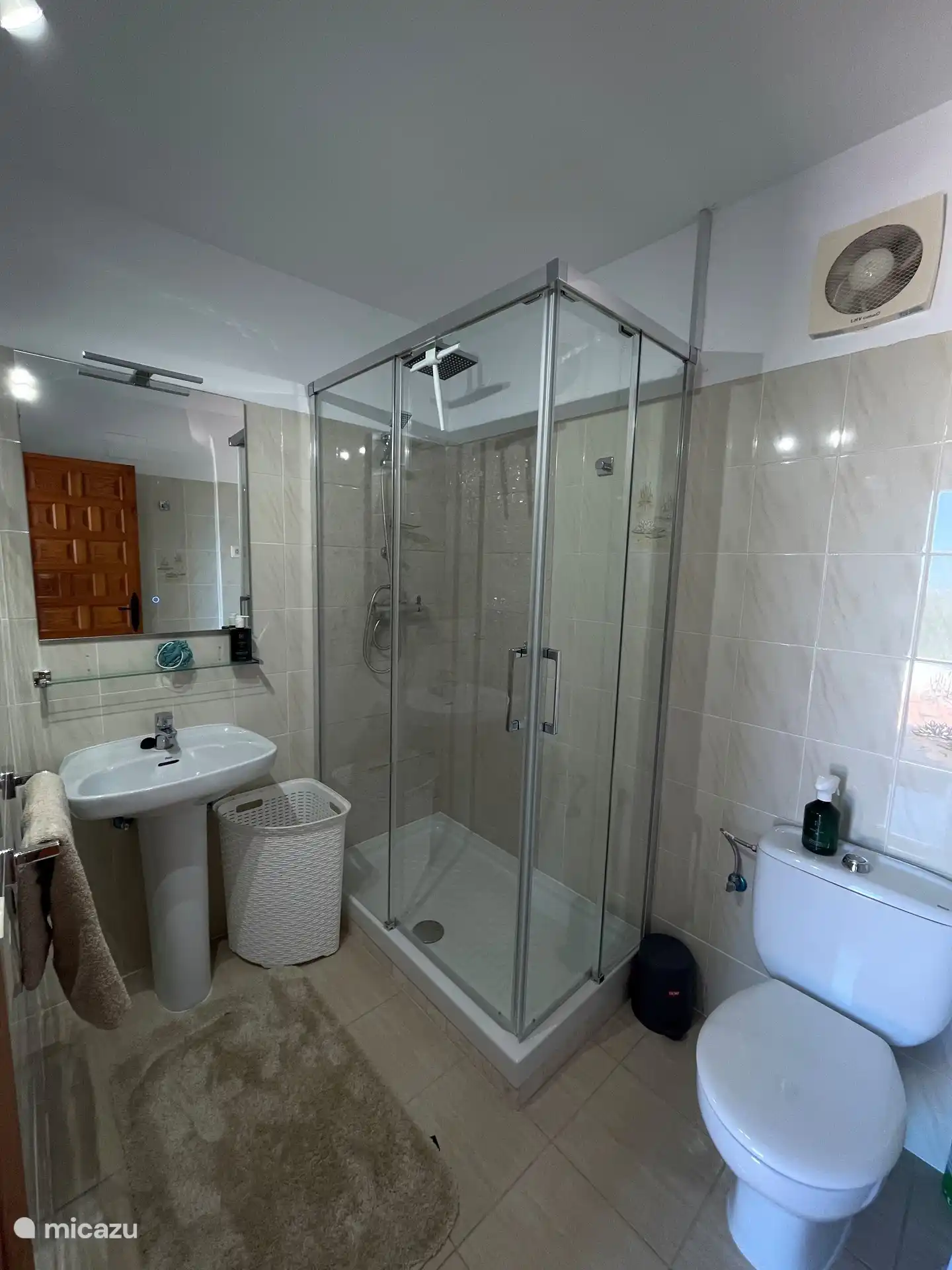 Salle de bain au rez-de-chaussée avec cabine de douche spacieuse avec douche à effet pluie (renouvelée en 2024) 