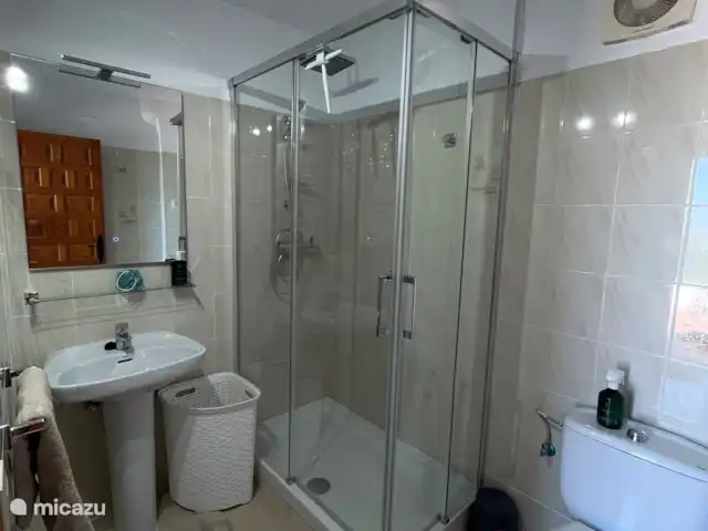 Location de Vacances Espagne, Costa Blanca, Monte Pego, villa - Casa Bellavista 515 Salle de bain au rez-de-chaussée avec cabine de douche spacieuse avec douche à effet pluie (renouvelée en 2024)