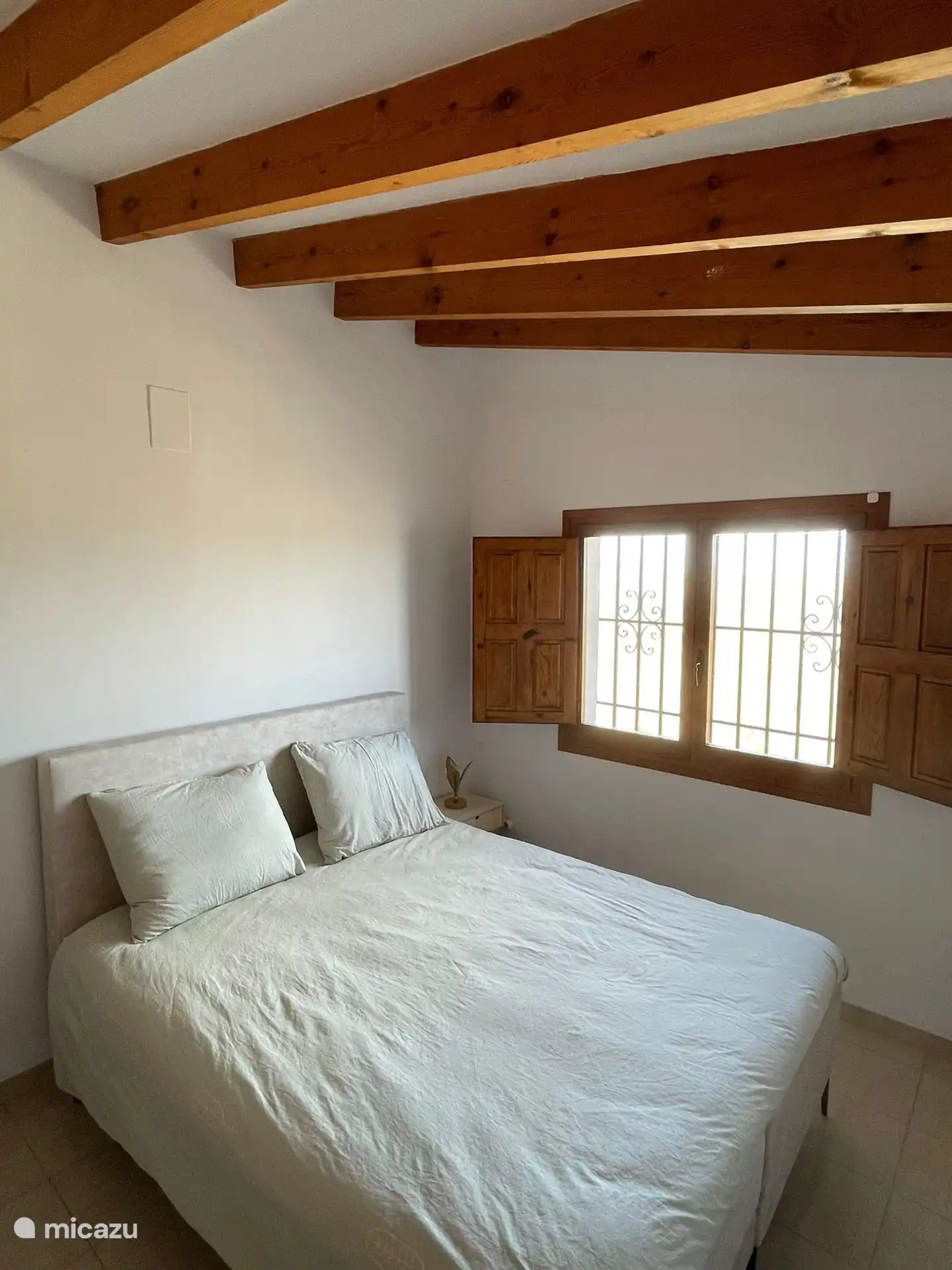 Chambre 2 au premier étage, mais avec un lit queen size (1,60 m de large).Une pièce merveilleusement spacieuse pouvant également accueillir un lit bébé. Belle vue sur la piscine et La Marjal