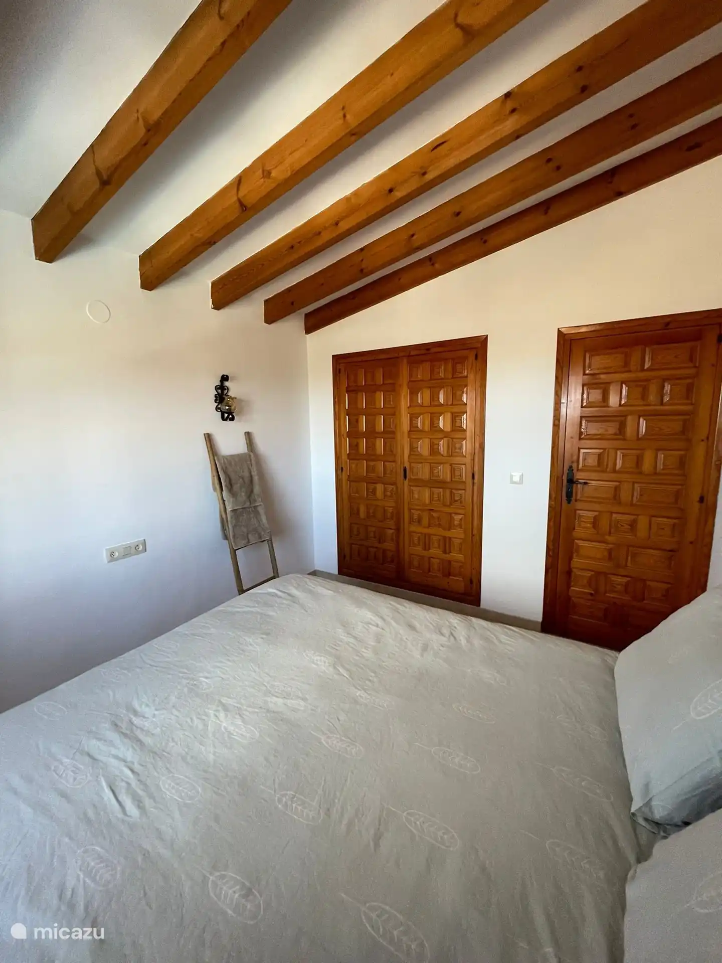 Chambre II au premier étage avec lit queen. Cette pièce a beaucoup d'espace de rangement ! 