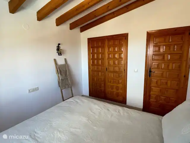 Location de Vacances Espagne, Costa Blanca, Monte Pego, villa - Casa Bellavista 515 Chambre II au premier étage avec lit queen. Cette pièce a beaucoup d'espace de rangement !