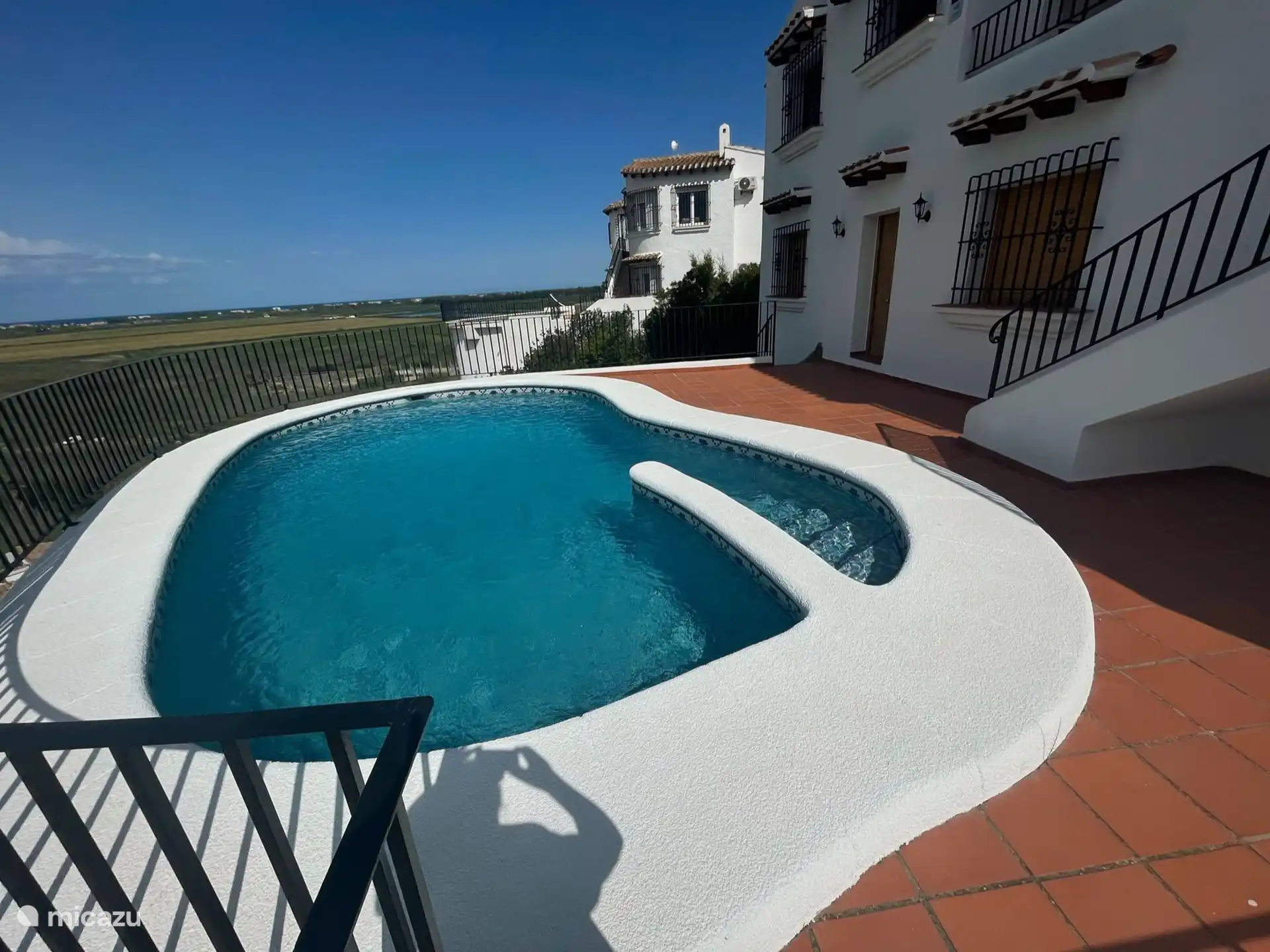 La piscine en forme de rein est équipée d’un bel escalier, de plus, notre garçon de piscine vient au moins 2 fois par semaine pour assurer une merveilleuse eau de baignade. 