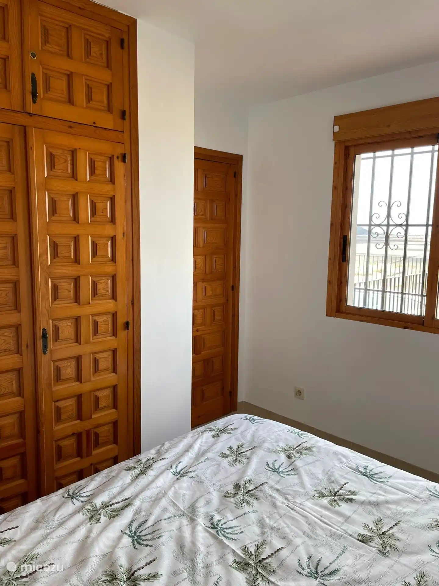 Chambre III au rez-de-chaussée, profitez d'un magnifique lever de soleil depuis votre confortable sommier tapissier pour 2 personnes avec un joli surmatelas luxueux ! 