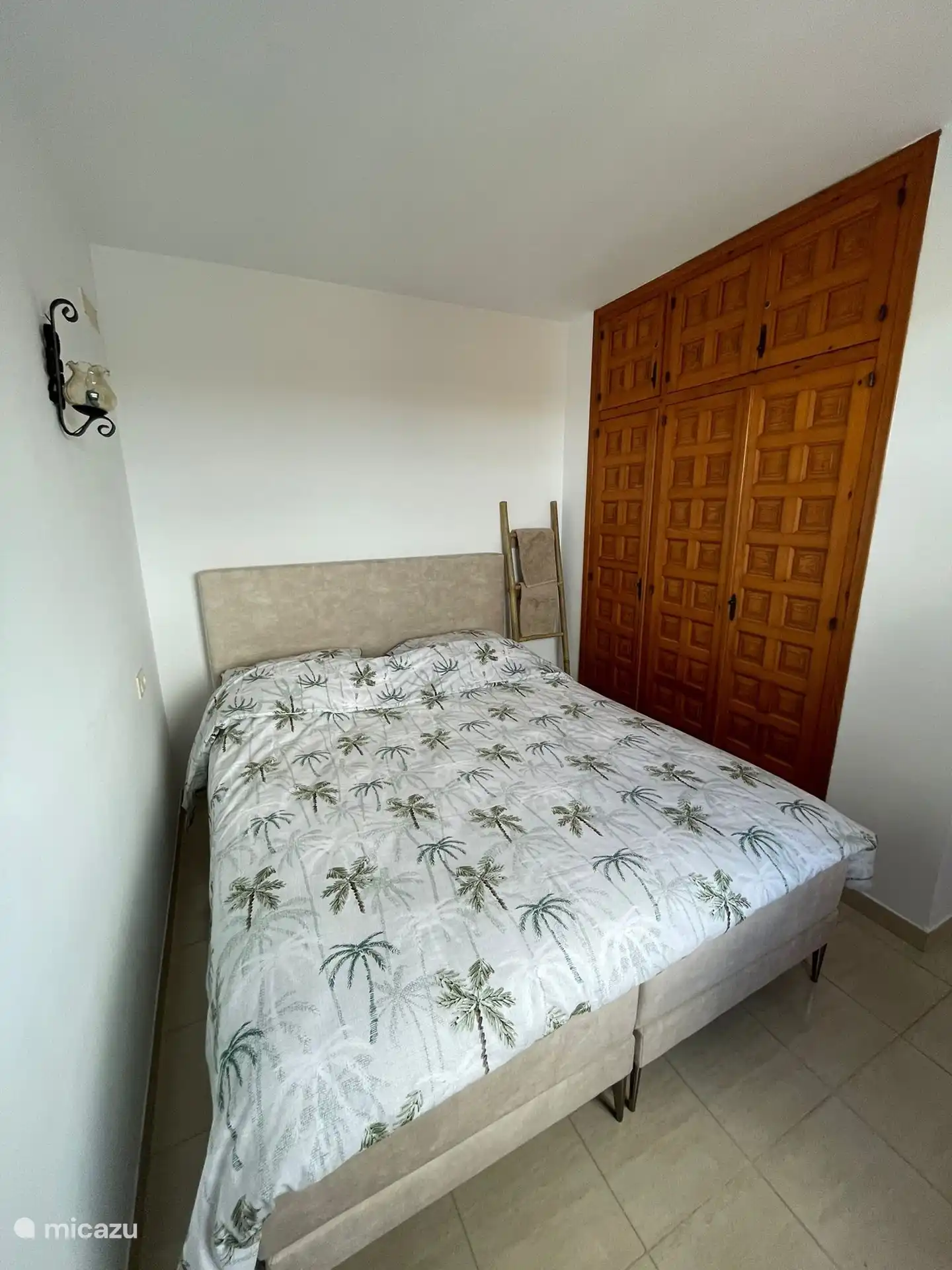 La chambre numéro 2 au rez-de-chaussée est la plus petite pièce de la maison. Voici un sommier tapissier queen size (1,60 m de large).Des draps et couettes sont disponibles aussi bien pour des lits simples que doubles ! 