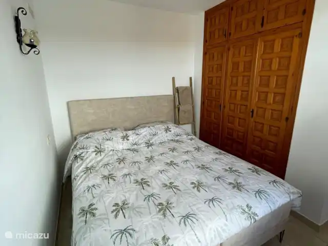 Location de Vacances Espagne, Costa Blanca, Monte Pego, villa - Casa Bellavista 515 La chambre numéro 2 au rez-de-chaussée est la plus petite pièce de la maison. Voici un sommier tapissier queen size (1,60 m de large).Des draps et couettes sont disponibles aussi bien pour des lits simples que doubles !