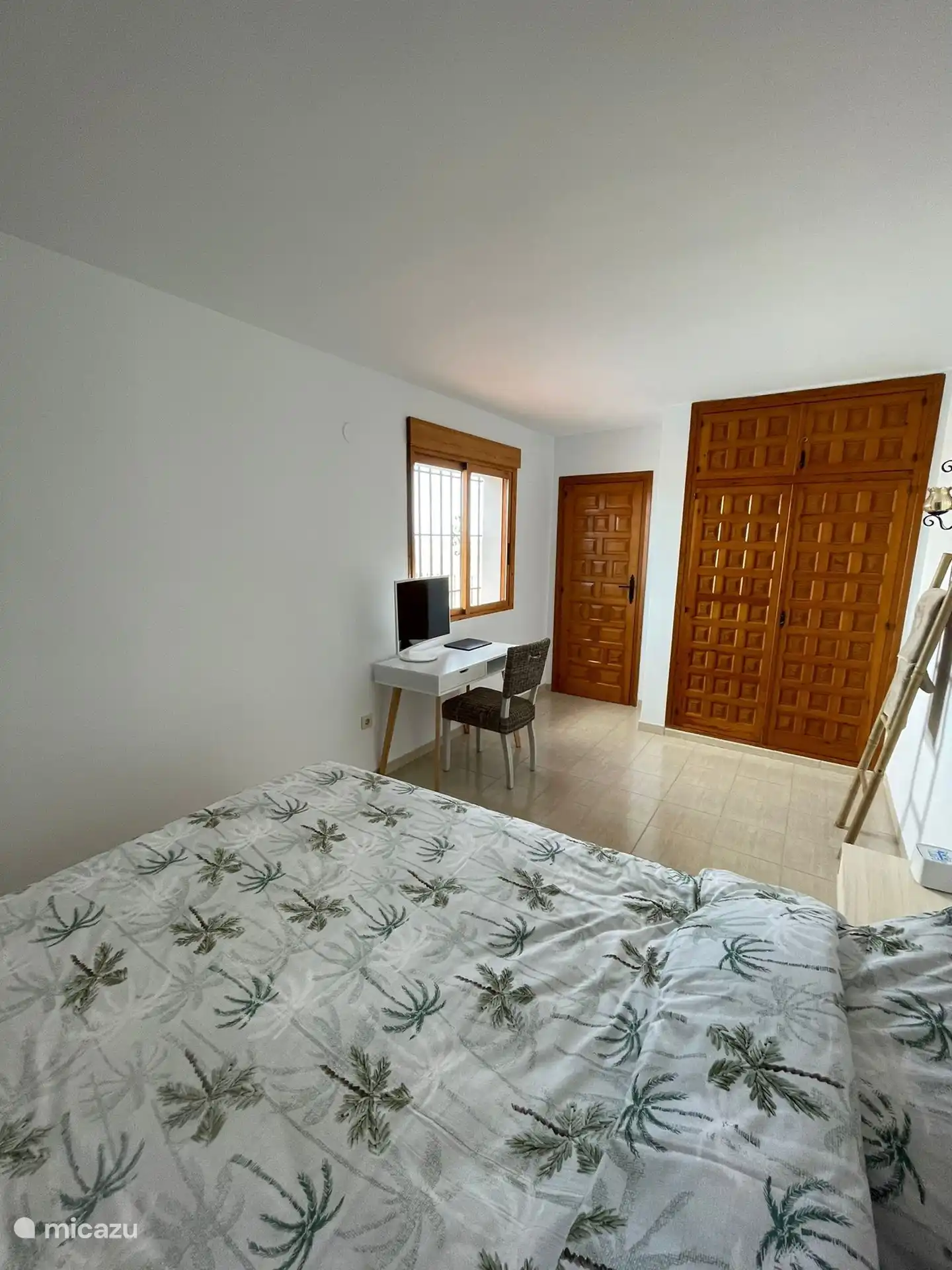 Une photo sous un autre angle de la salle familiale du rez-de-chaussée, elle donne donc une meilleure idée de l'espace de cette pièce