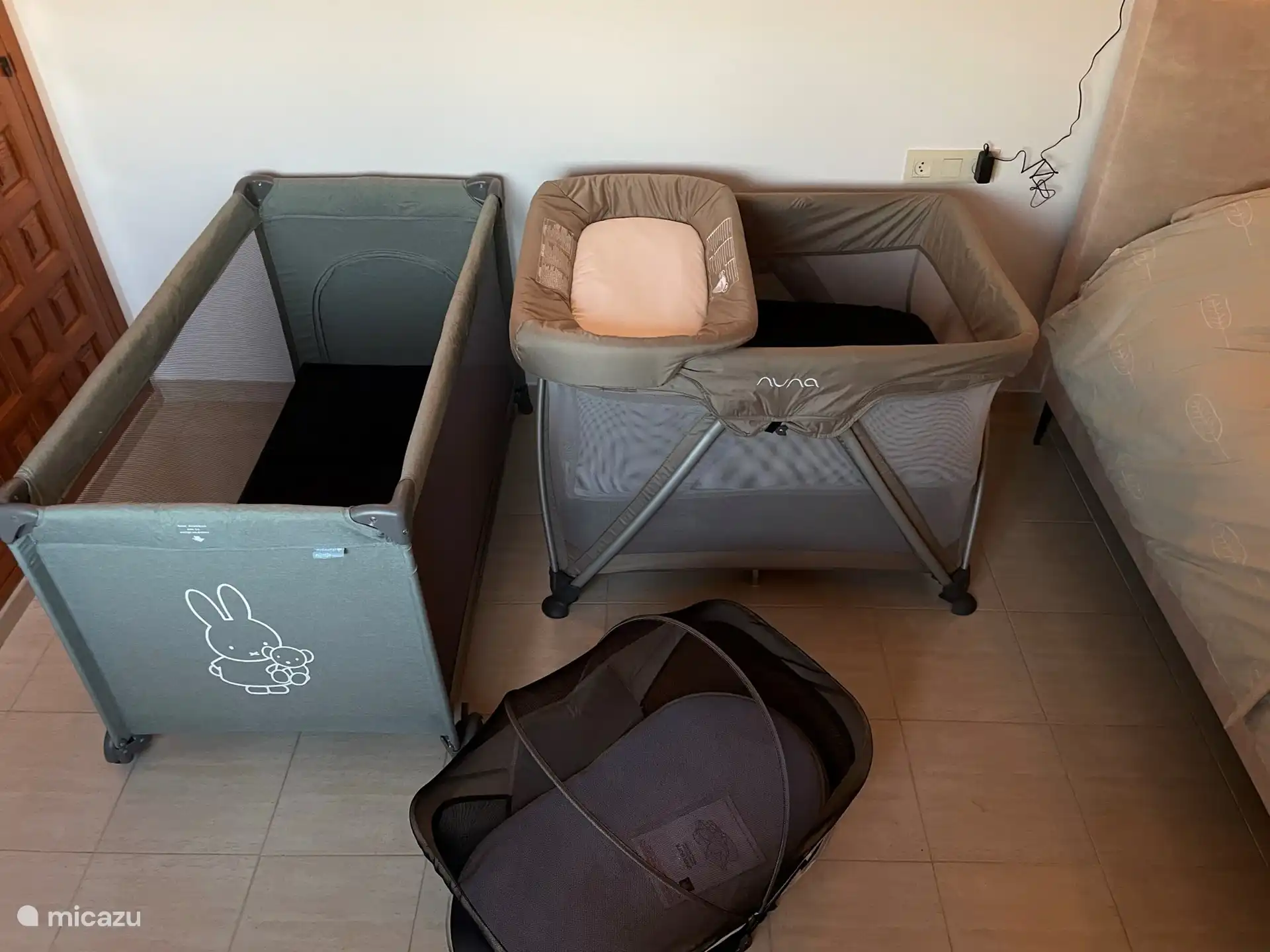 Lits bébé disponibles à la Casa Bella Vista 515 ; Miffy prénatal pour les enfants jusqu'à 15 kg, Nuna Sena possède 2 niveaux et convient donc aux petits bébés jusqu'à 3 ans environ et propose également un matelas à langer. Vous pouvez également facilement utiliser Nuna Sena comme parc pour bébé à l'extérieur, à l'ombre. 