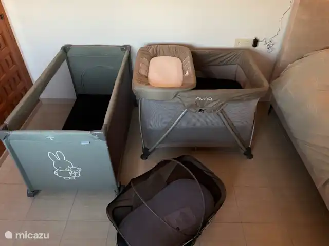 Location de Vacances Espagne, Costa Blanca, Monte Pego, villa - Casa Bellavista 515 Lits bébé disponibles à la Casa Bella Vista 515 ; Miffy prénatal pour les enfants jusqu'à 15 kg, Nuna Sena possède 2 niveaux et convient donc aux petits bébés jusqu'à 3 ans environ et propose également un matelas à langer. Vous pouvez également facilement utiliser Nuna Sena comme parc pour bébé à l'extérieur, à l'ombre.