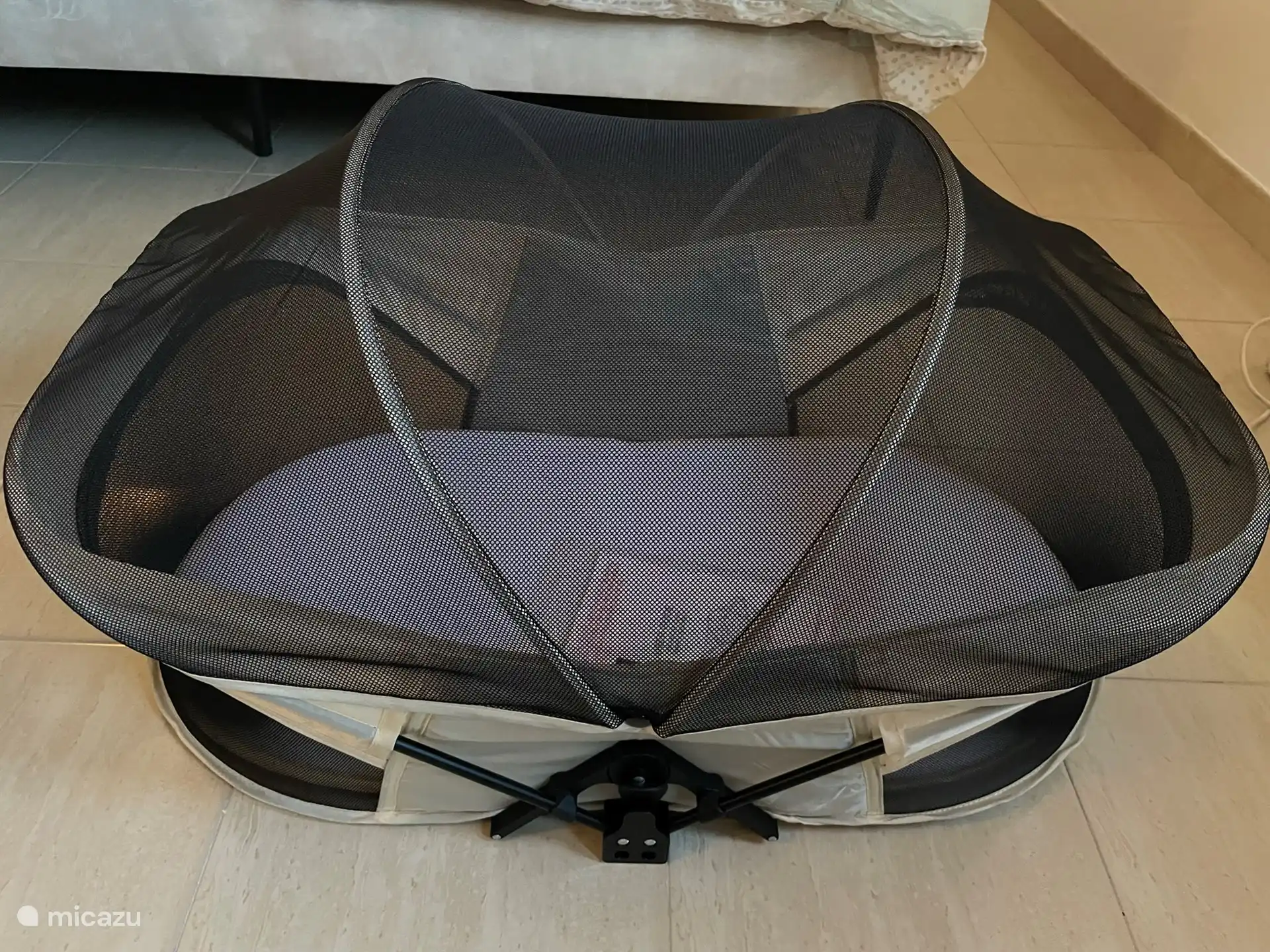 Le berceau de voyage Deryan Infant Deluxe est fantastique pour les nouveau-nés ! Le matelas confortable et la maille offrent un merveilleux confort de sommeil. Facile à emporter dehors ou à la plage ! 