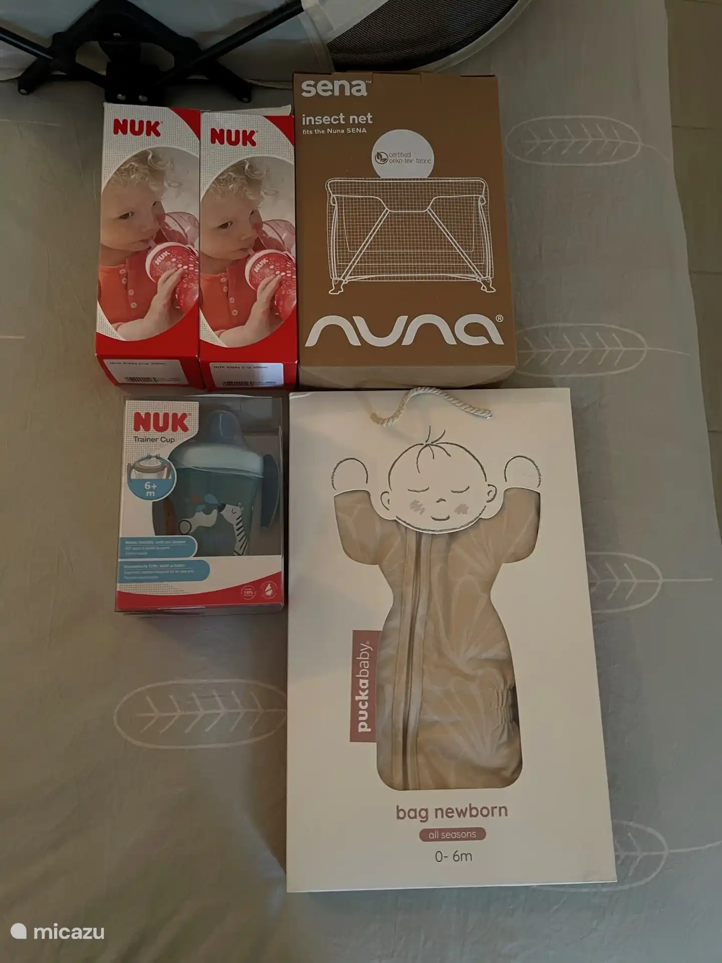 Lorsque vous voyagez avec des enfants, vous avez besoin de beaucoup de choses ; Nous parlons d'expérience, c'est pourquoi nous sommes heureux de donner un coup de main aux jeunes parents ! Un sac de couchage merveilleusement confortable de Puckababy pour les nouveau-nés, une moustiquaire lorsque vous placez le parc à l'extérieur et des gobelets pour les tout-petits et les enfants d'âge préscolaire ! 