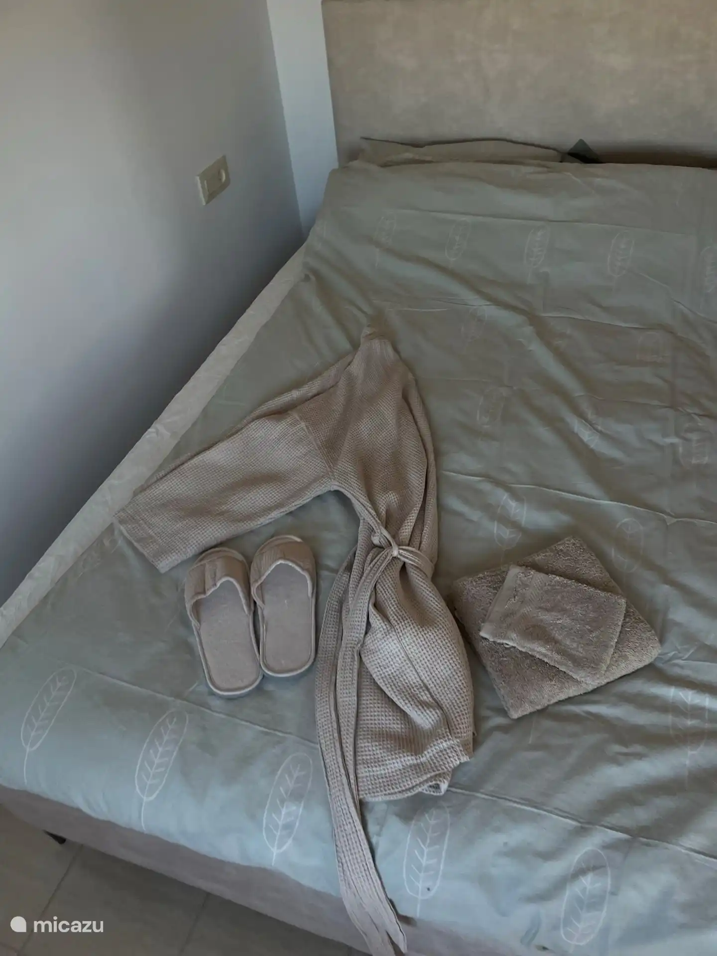 Des peignoirs en joli coton, des chaussons de bain et des serviettes luxueuses sont fournis en standard !