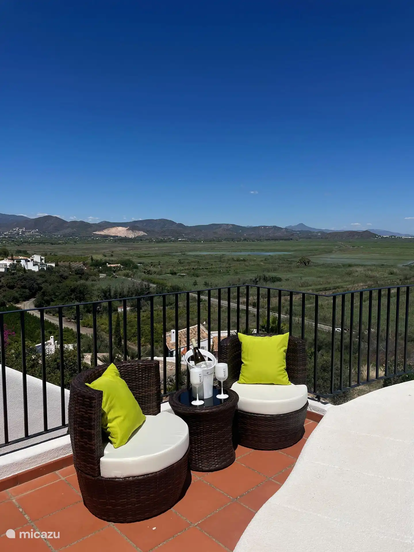 Profiter au bord de la piscine 