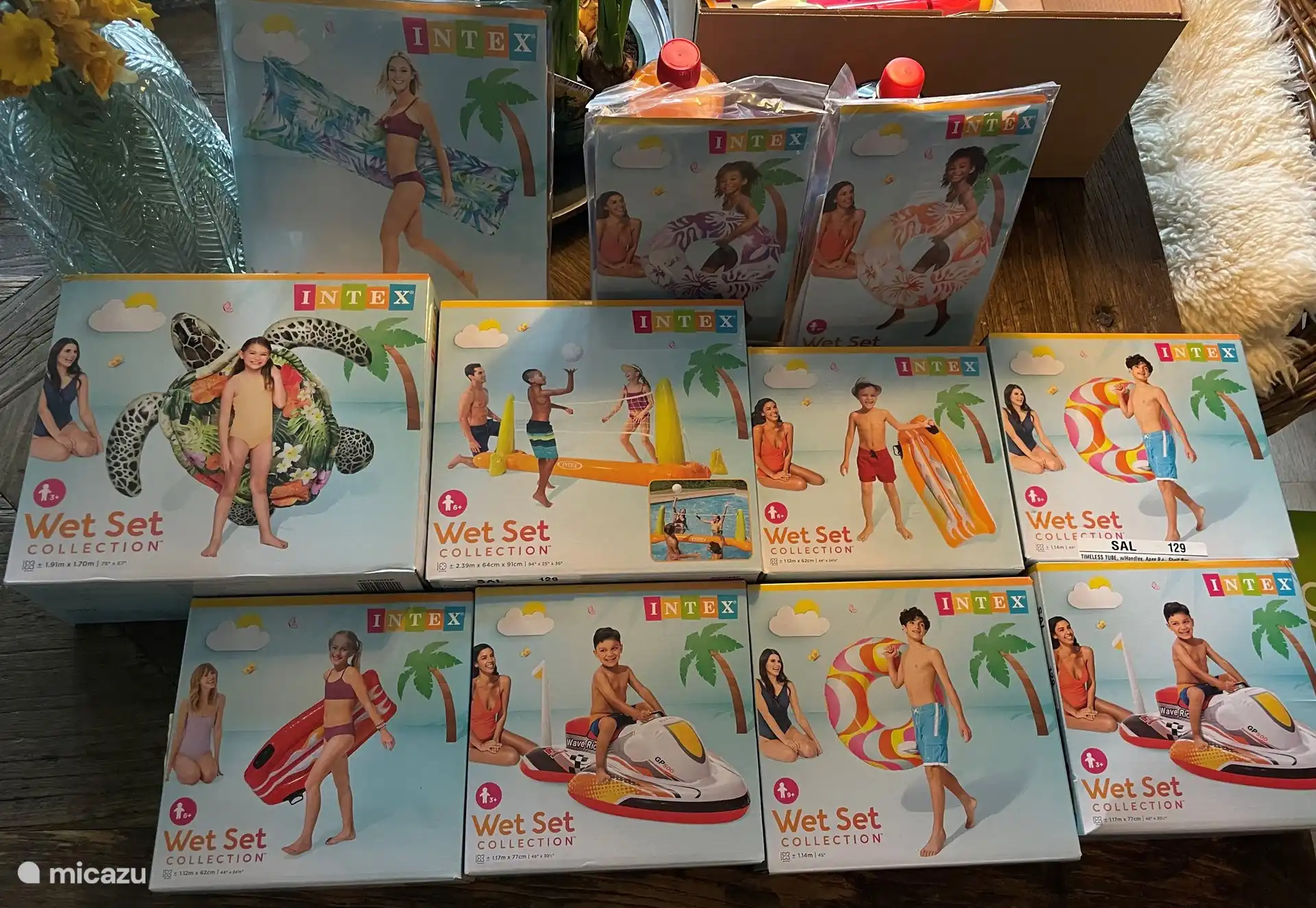 Beaucoup de plaisir et de divertissement pour la piscine ! Pour les plus petits, des bracelets standards (3-6) ans sont disponibles pour les garçons et les filles et un Baby Float pour que les plus petits puissent profiter de la piscine ensemble ! 