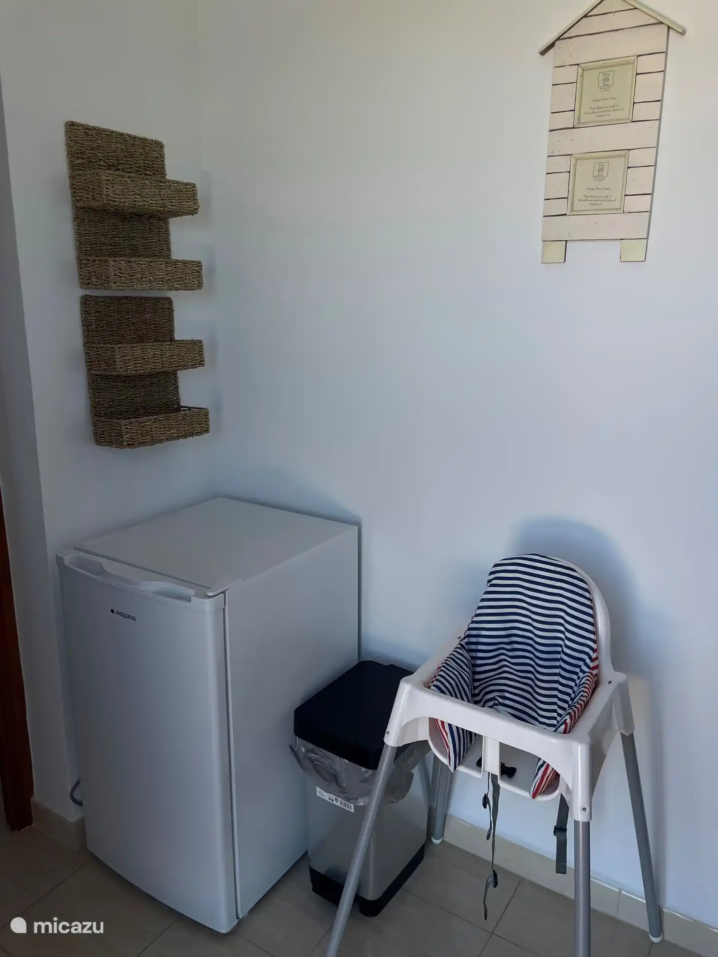 Garde-manger en bas au bord de la piscine avec réfrigérateur supplémentaire, machine à café pour une commodité ultime !