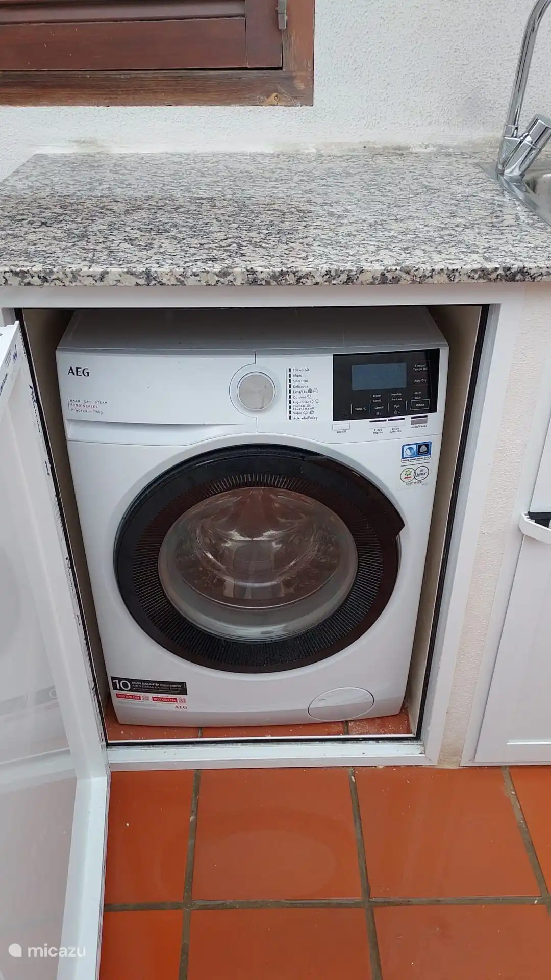 Laveuse/sécheuse est à votre disposition ! Ainsi qu’un séchoir à linge et un séchoir rotatif Brabantia