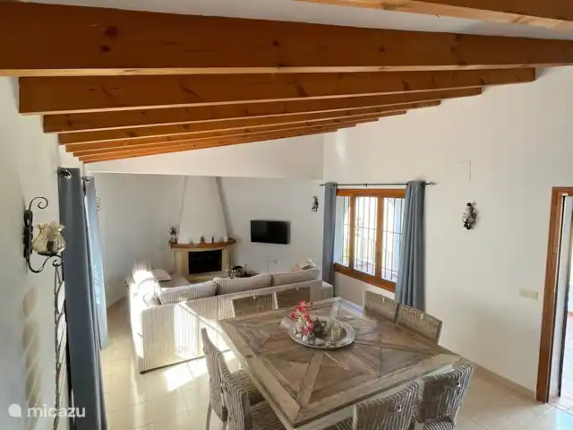 Location de Vacances Espagne, Costa Blanca, Monte Pego, villa - Casa Bellavista 515 Le salon, équipé d'une belle table Château Belvédère de Riviera Maison avec 8 chaises, est un endroit merveilleux pour prendre un verre avec une collation ou un bon dîner pendant les journées froides ! La cave à vin spéciale de Riviera Maison est remplie de verres à vin, refroidisseur à vin, service à whisky, service à cocktail !