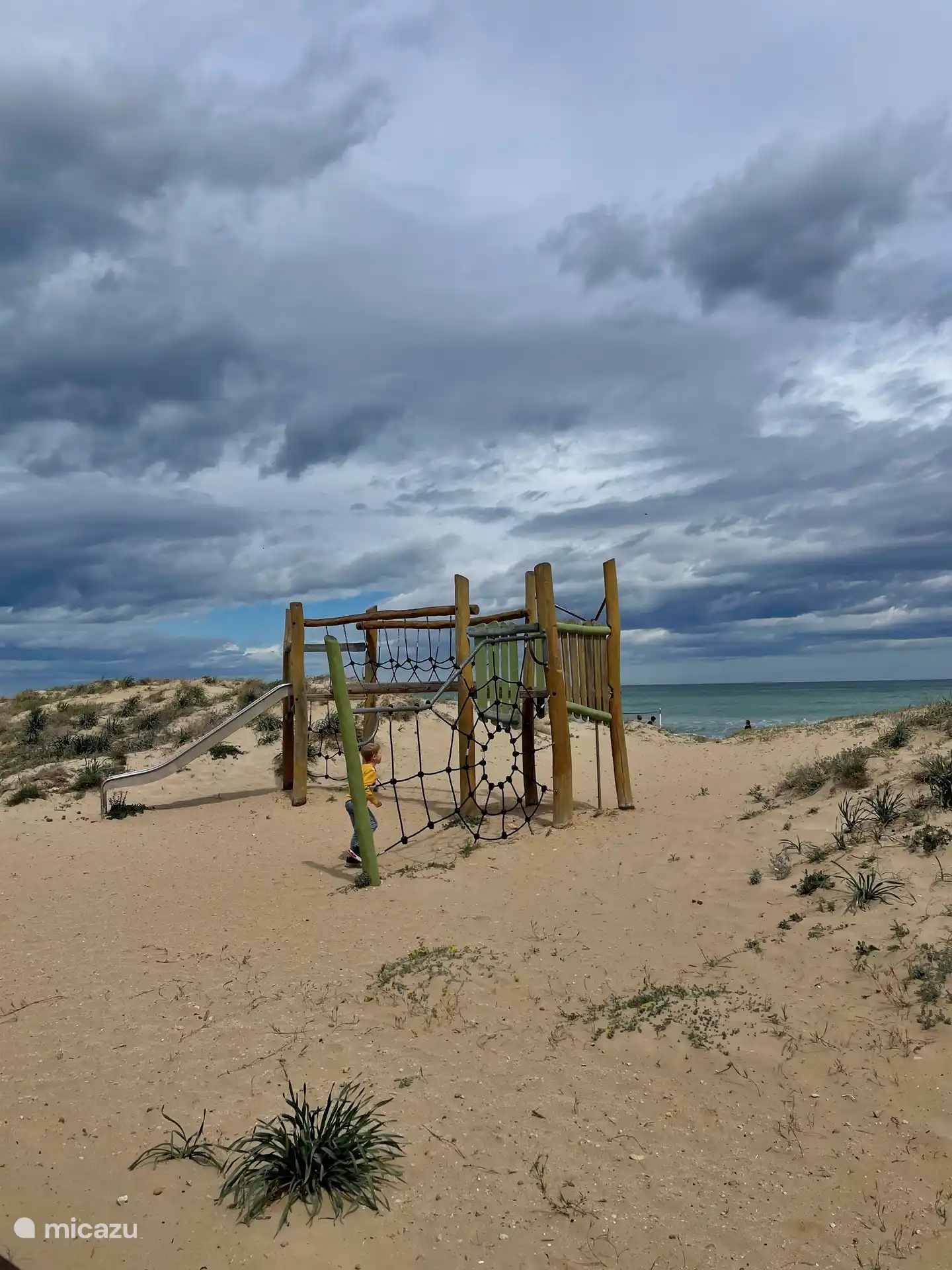 Il y a plusieurs aires de jeux sur la belle plage