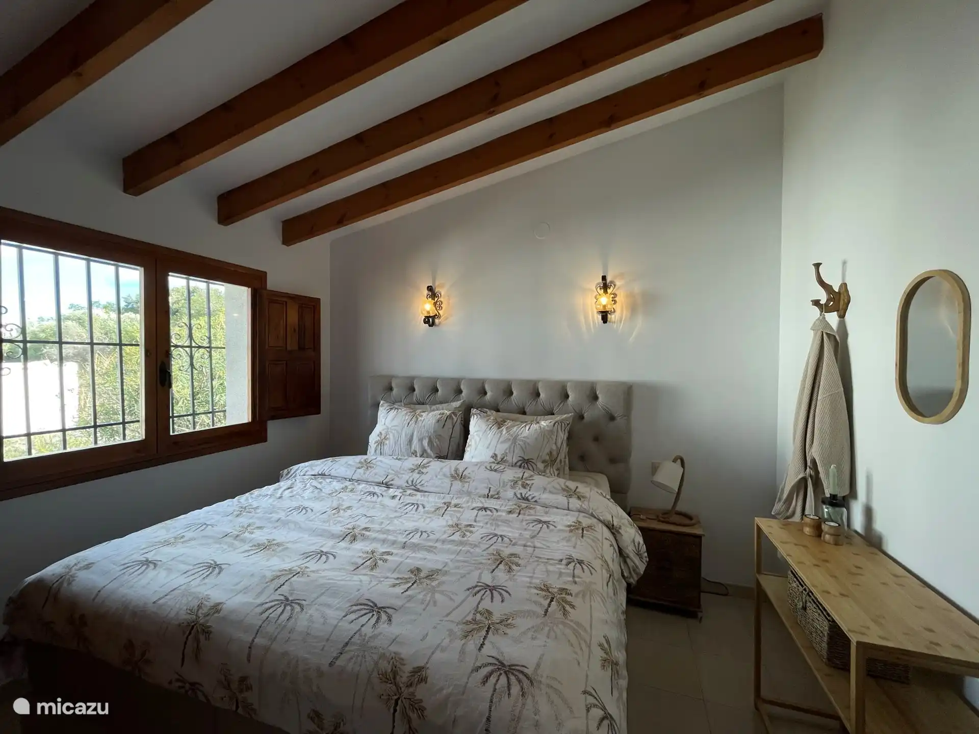 La chambre principale dispose d’un luxueux sommier tapissier King-size de pas moins de 1,80 m de large ! Un lit luxueux avec d’excellents matelas et un joli surmatelas vous offrent beaucoup de confort !