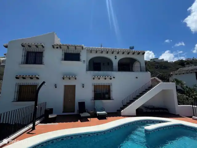 Location de Vacances Espagne, Costa Blanca, Monte Pego, villa - Casa Bellavista 515 Douche extérieure et transats autour de la piscine