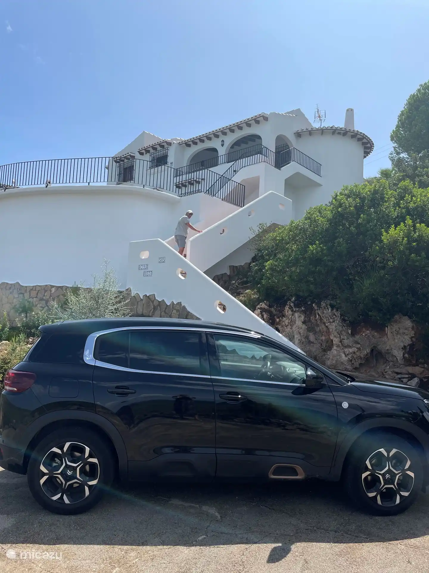 La maison vue de l'allée, comme vous pouvez le voir, via les escaliers vous atteignez le rez-de-chaussée de notre maison, où se trouve la piscine et 2 chambres avec salle de bain. Par l'escalier suivant, vous atteignez l'étage de vie avec une grande terrasse.