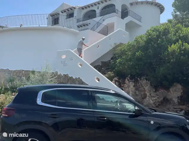 Location de Vacances Espagne, Costa Blanca, Monte Pego, villa - Casa Bellavista 515 La maison vue de l'allée, comme vous pouvez le voir, via les escaliers vous atteignez le rez-de-chaussée de notre maison, où se trouve la piscine et 2 chambres avec salle de bain. Par l'escalier suivant, vous atteignez l'étage de vie avec une grande terrasse.