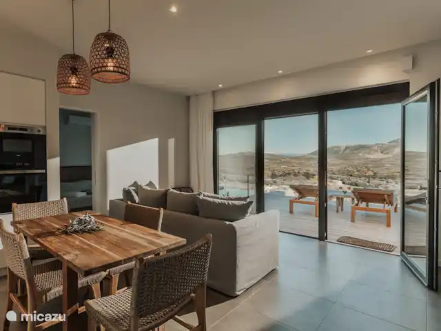 Villa Panoramique  | Grèce, Grèce centrale, Paleros - villa Coin repas/salon avec vue sur portes françaises