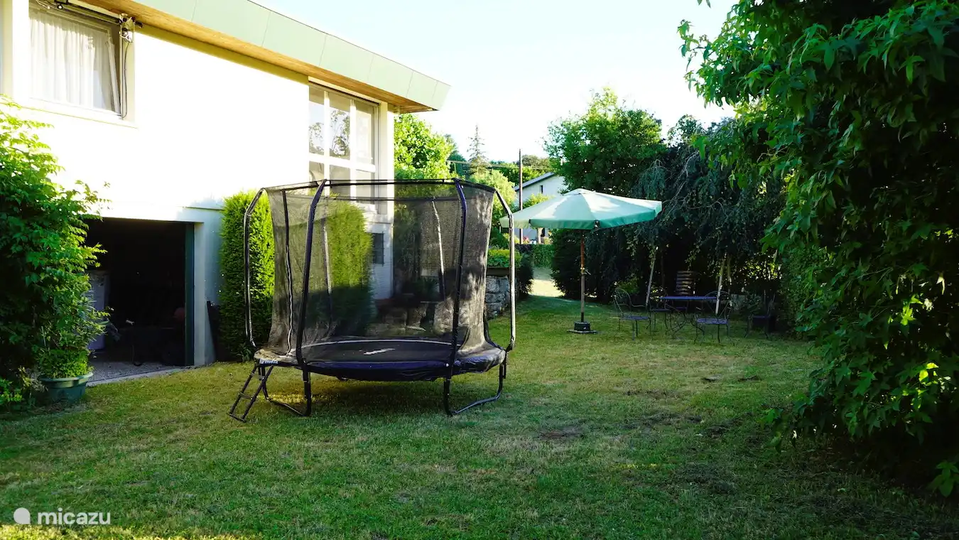 Zurück unter dem Arbeitsbereich/der Garage. Trampolin und Sitz. 