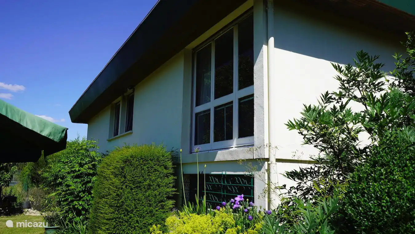 Hinten mit Zugang zur Garage/Werkstatt