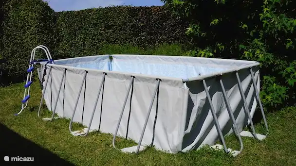 Design-Schwimmbad. Abmessungen: 2,5 x 4 m