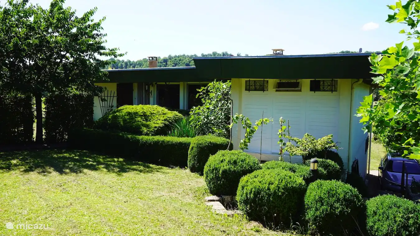 Vorderer Bungalow mit Eingang.